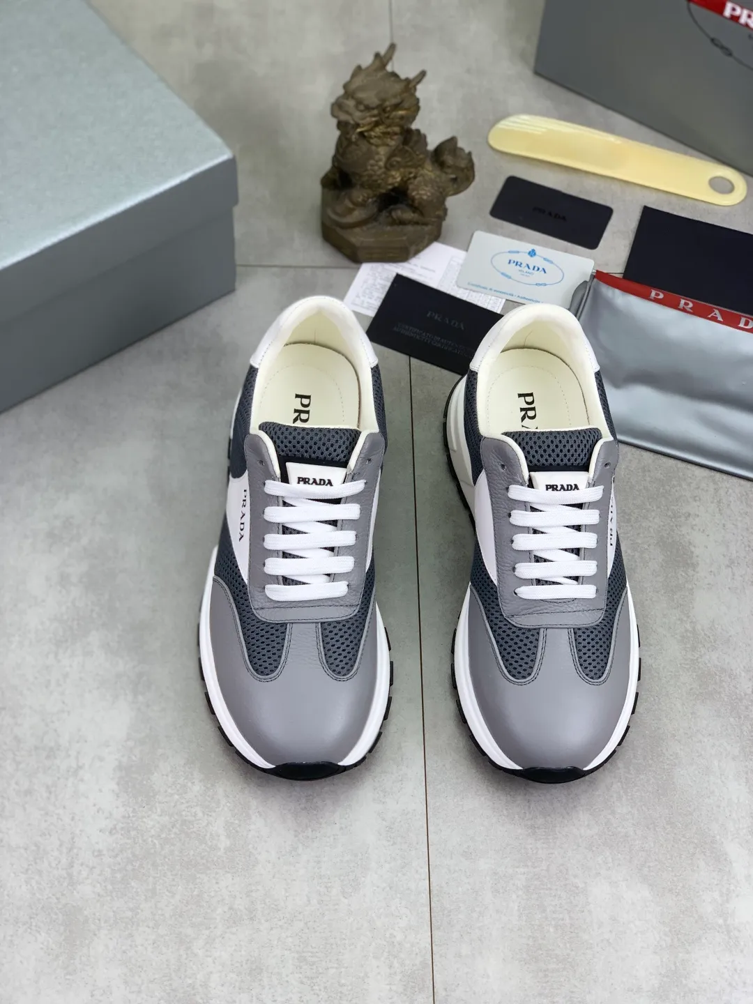 Men's Men's Shoes 💰P560 💰【New Style】 The latest model of high-quality PRADA classic men's shoes has been launched on the official website at a 1:1 replica, synchronized in Hong Kong and on the same catwalk; all made of calfskin➕imported cowhide lining, 🍡🍡original rubber outsole, non-slip and wear-resistant; comfortable on the feet, attractive style, fine workmanship, and simple and neat shoe lasts, highlighting a man's courage and toughness, 👍size 38 to 44 (45 can be customized) black White color🉑️choose